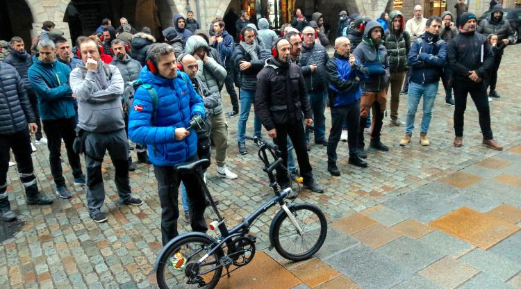 La protesta dels agents de la Policia Municipal de Girona a l'inici del ple ordinari d'ahir. ACN