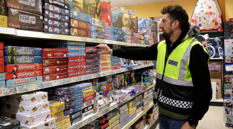 Un caporal de la Policia Municipal de Girona inspeccionant joguines per comprovar si compleixen la normativa. ACN