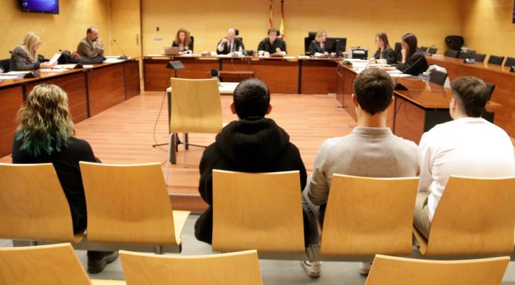 D'esquenes, quatre acusats pels disturbis a Girona durant les protestes per l'empresonament de Hasél. ACN