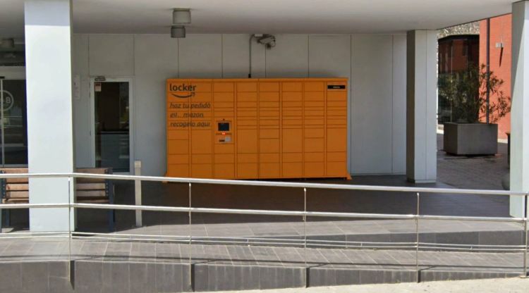 Un armari intel·ligent propietat d'Amazon situat a l'entrada d'un hotel a Salt