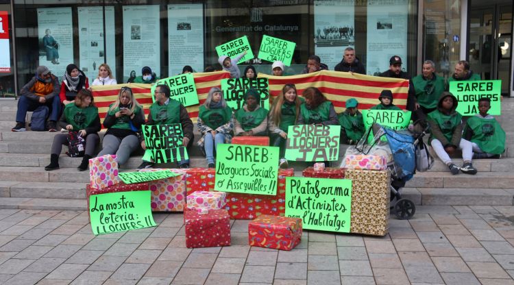 Un grup de famílies protesta a la Delegació del Govern per defensar el dret a l'habitatge. ACN