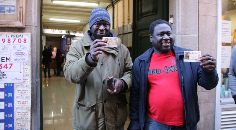 L'Ibrahim Cante i un amic que han estat premiats a Olot amb el segon premi de loteria de Nadal. ACN