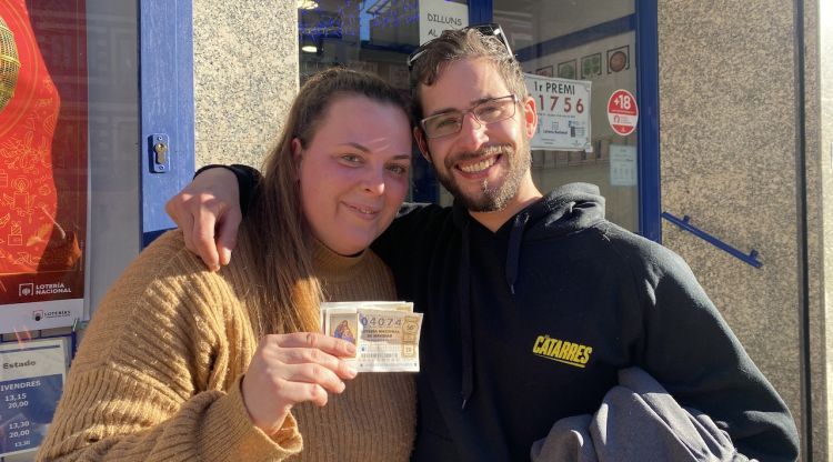 Uns dels afortunants, mostren un número del segon premi que van comprar a l'administració 1 de Puigcerdà. ACN