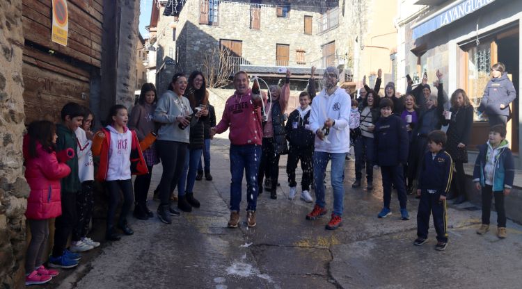 Un grup de veïns del poble de Ger (Cerdanya) celebrant que els ha tocat el segon premi de la rifa de Nadal davant el queviures on l'han adquirit