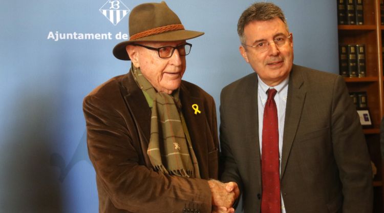 Jordi Gimferrer, propietari de la col·lecció, i l'alcalde de Banyoles, Miquel Noguer. ACN