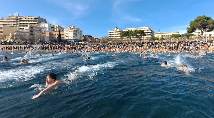 Els participants al primer bany de l'any a Sant Feliu de Guíxols