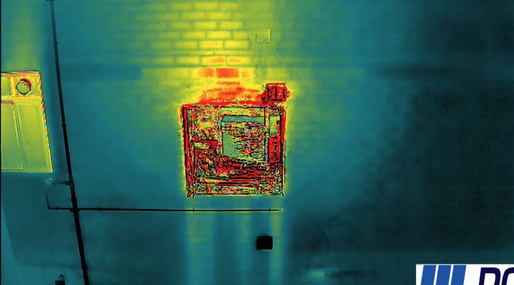 Imatge tèrmica del dron actuant en l'incendi a un habitatge