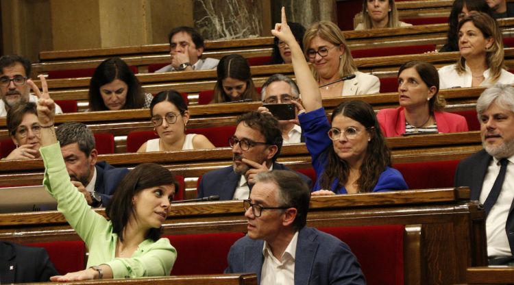 Les portaveus d'ERC i JxCat, Marta Vilalta i Mònica Sales respectivament, emeten el vot dels seus grups d'una moció al ple del Parlament (arxiu). ACN