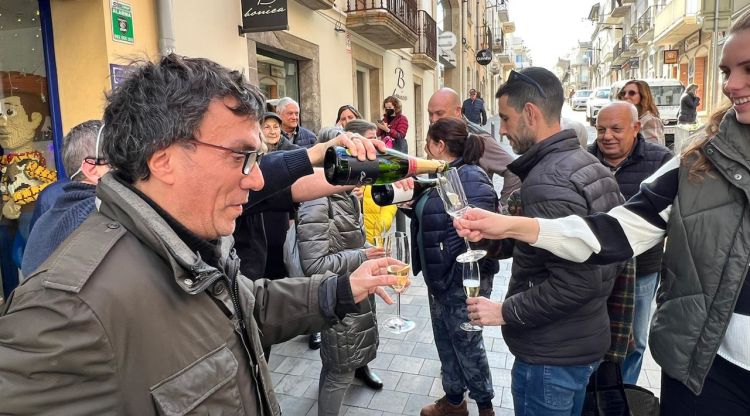 Celebració a les portes de l'administració l'Anxova Milionària de l'Escala, que ha repartit 80 MEUR. ACN