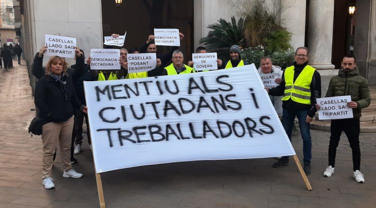 La protesta d'agents de la Guàrdia Urbana de Figueres a l'exterior del ple