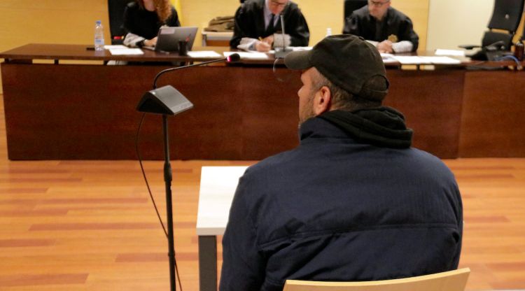 D'esquenes, el matractador reincident acusat de violar i colpejar la parella a Sant Hilari Sacalm. ACN