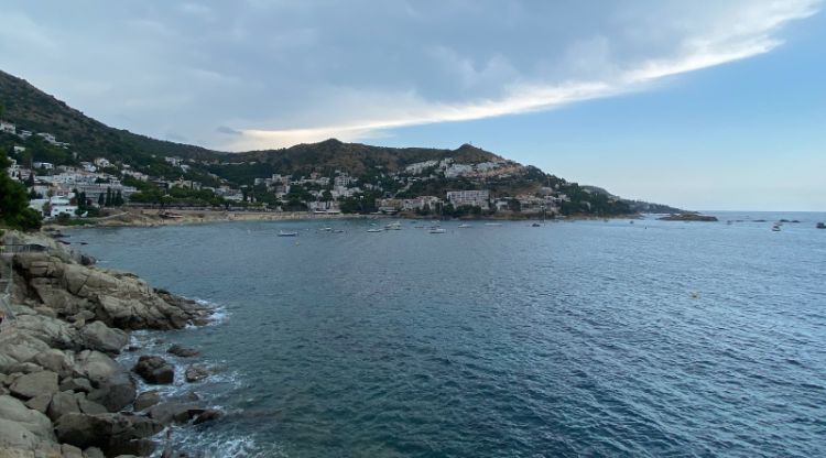 Vista de la platja de l'Almadrava a Roses