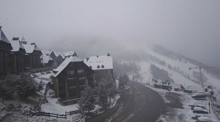 La nevada ha entrat a primera hora d'aquesta tarda per la Vall d'Aran, a la imatge, Baqueira. Seguim la meteo