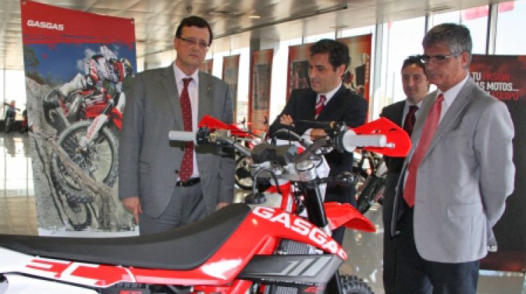 Francesc Xavier Mena durant la visita al fabricant de motos gironí Gas Gas © ACN