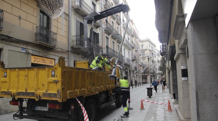 Instal·lació de llums LED al carrer Santa Clara (arxiu)