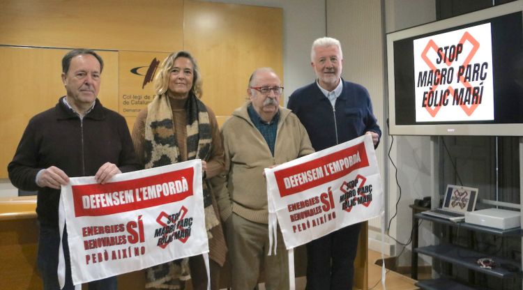 Membres de la plataforma Stop Macro Parc Eòlic Marí aquest matí a Girona. ACN