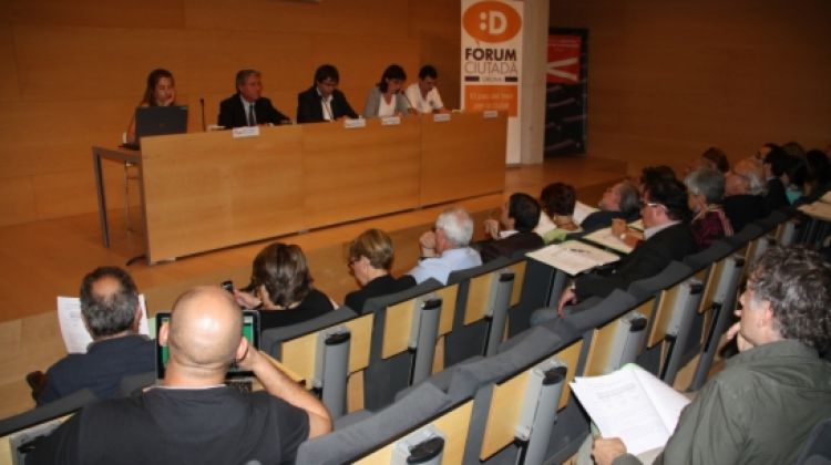 Hi eren presents tècnics, el regidor delegat del Projecte Ferroviari, Jordi Fàbrega, i l'alcalde Carles Puigdemont © ACN