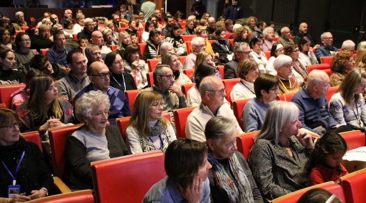 La seixantena de Rosós a l'auditori Josep Irla de Girona per la primera trobada. ACN