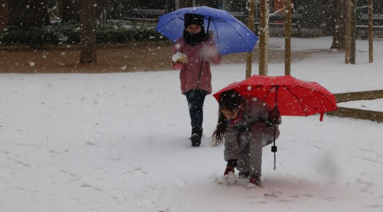 Dues nenes jugant amb la neu a Sant Hilari. ACN