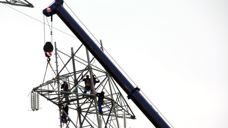 Operaris intenten arreglar una torre d'alta tensió, a la C-31, al terme de Castell-Platja d'Aro © ACN