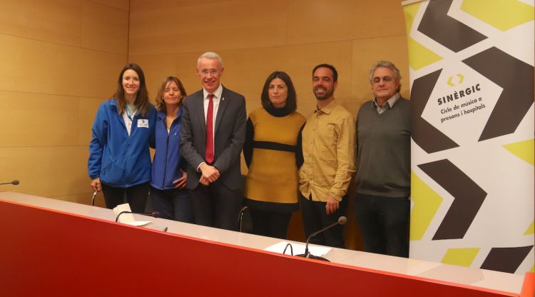 Els responsables del cicle de concerts Sinèrgic amb el vicepresident de la Diputació de Girona i treballadors sanitaris. ACN