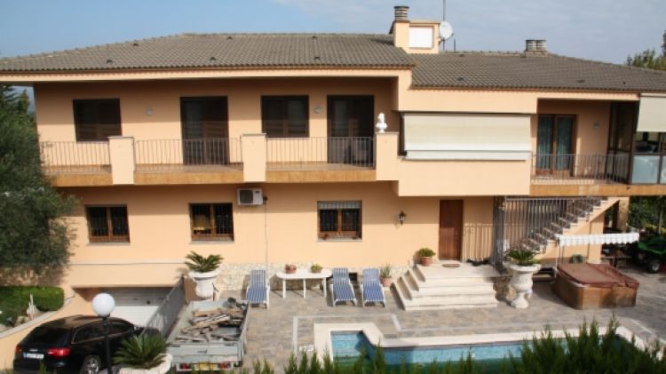 La casa és gran, té piscina, jacuzzi exterior i jardí © ACN