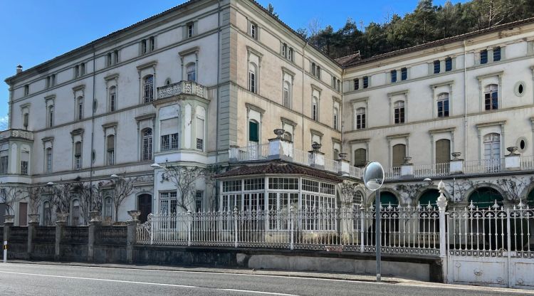 L'exterior de l'antic hotel balneari de Montagut a Campelles. ACN