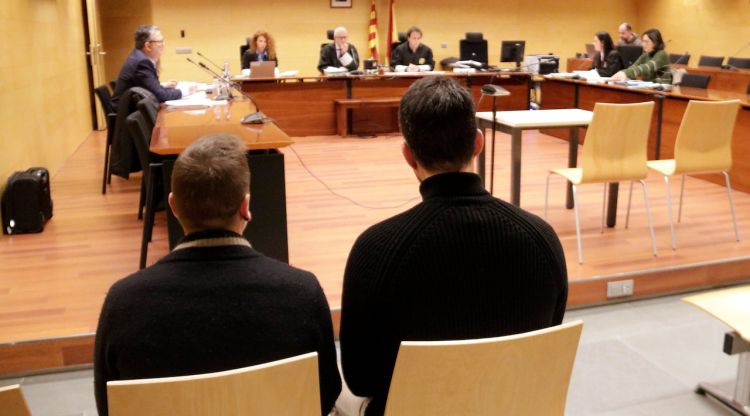 D'esquenes, els acusats d'abusar sexualment en grup d'una menor de 15 anys. ACN