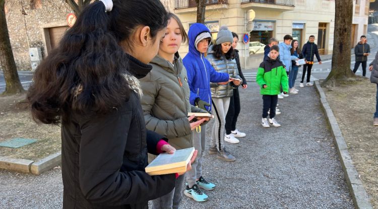 Alumnes del Ripollès a la cadena humana per traslladar els llibres. ACN