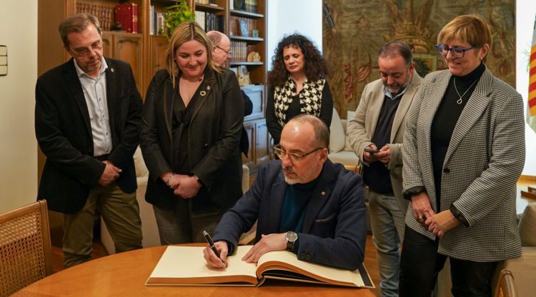 El conseller de Drets Socials, Carles Campuzano, signa el llibre d'honor en una visita a l'Ajuntament de Figueres