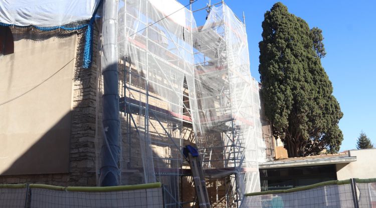 Una de les parets del Museu Arqueològic de Banyoles amb una bastida muntada mentre diversos operaris treballen en la restauració de l'edifici. ACN