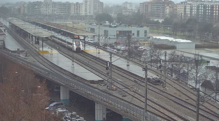Un tren de l'R11 afectat per la incidència aturat a l'estació de Girona a les 13:10h. AFEGI