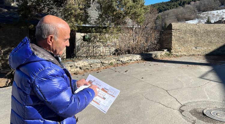 L'alcalde de Fontanals de Cerdanya, Ramon Chia, mostrant un document amb imatges virtuals del projecte. ACN