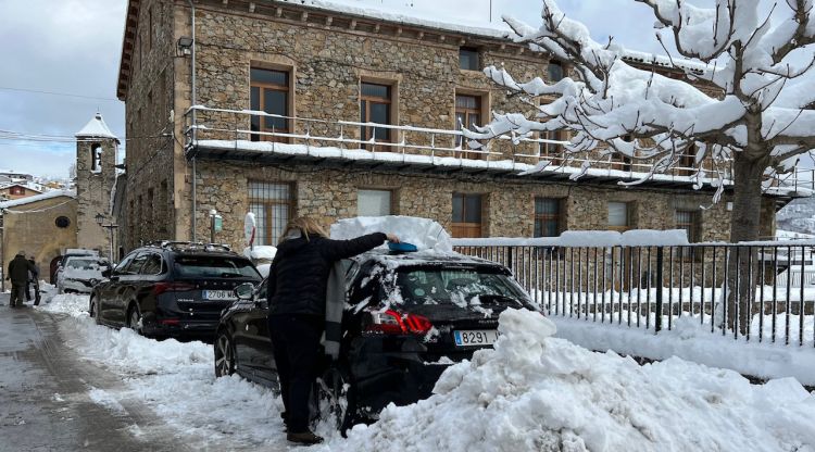 Conductors retiren neu de vehicles a Molló. ACN