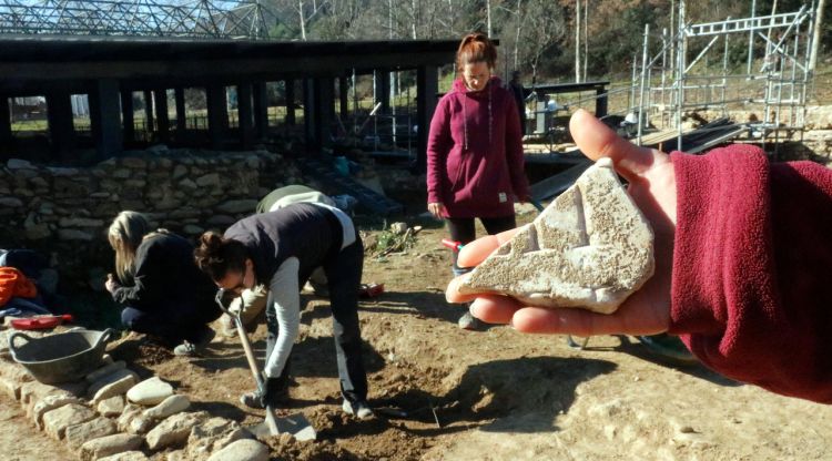 El fragment d'inscripció s'ha trobat en un dels extrems del pati industrial de la vil·la romana del Pla de l'Horta. ACN