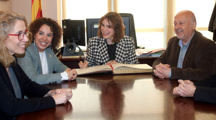 La consellera de Justícia, Gemma Ubasart, amb l'alcalde de Santa Coloma de Farners i la delegada del Govern. ACN