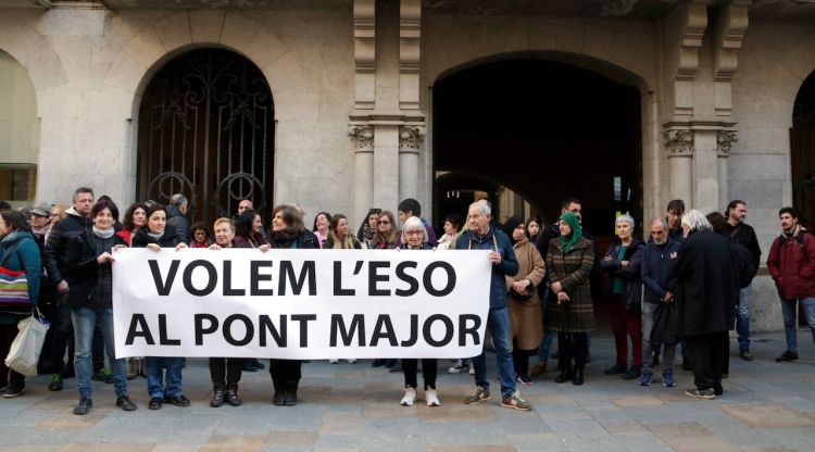 Quatre AMPA i l'associació de veïns de Pont Major es concentren contra la supressió de l'ESO al Narcís Xifra. ACN