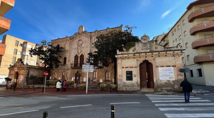 L'edifici de les antigues escoles de Portbou on s'ubica la biblioteca