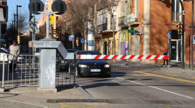 Vehicles aturats al pas a nivell de Figueres, aquest matí. ACN