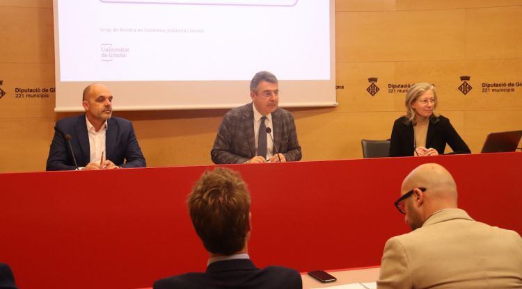 El president de la Diputació, Miquel Noguer, acompanyat per la degana de la Facultat d'Economia de la UdG, Anna Garriga, i el president de la TGT, Jordi Martí. ACN