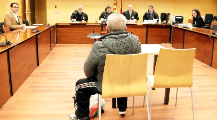 D'esquenes, el condemnat per abusar sexualment d'una nena de 5 anys a Blanes. ACN