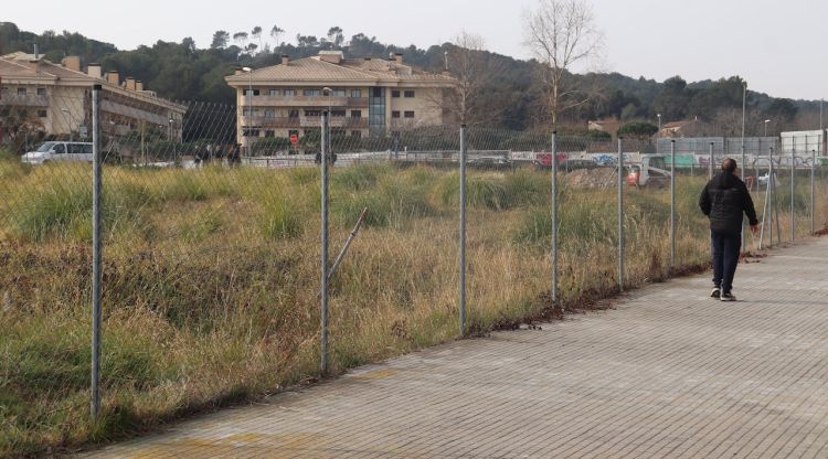 Un home passeja per davant del solar on construiran 68 habitatges de protecció oficial a Lloret de Mar. ACN
