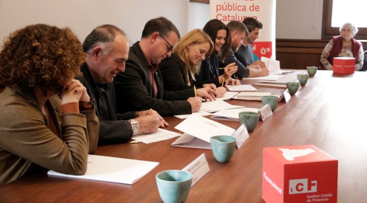 Signatura del conveni per facilitar l'accés a préstecs de l'ICF a empreses del Baix Empordà afectades per la pedregada. ACN