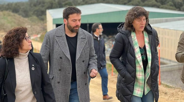 Teresa Jordà, visitant avui l'abocador de Solius