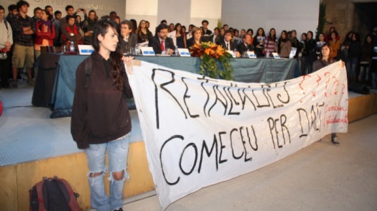 Els estudiants han pujat a l'escenari i han interromput l'acte per llegir un comunicat © ACN