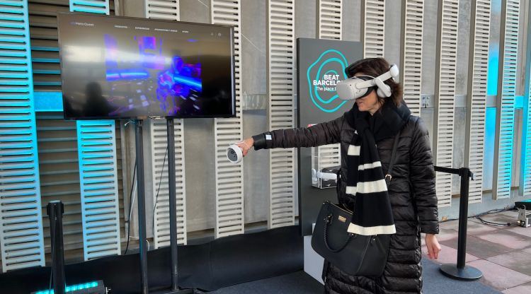 Una dona ballant a la pista de la desapareguda discoteca Maddox mitjançant la realitat virtual. ACN