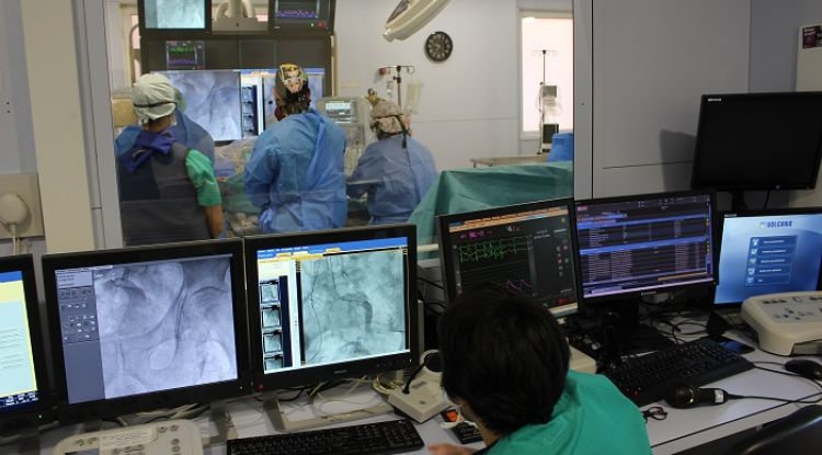 Professionals del Trueta fent un implant de TAVI