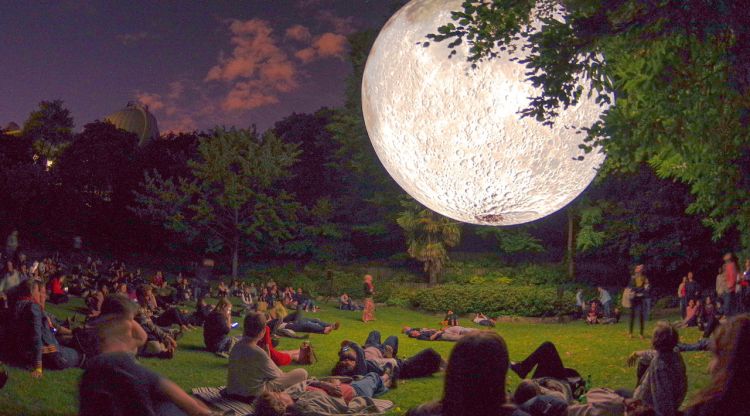 L'espectacle 'Museum of the Moon' que programa el Sismògraf instal·larà una lluna gegant a la plaça de Braus. Ed Simmons