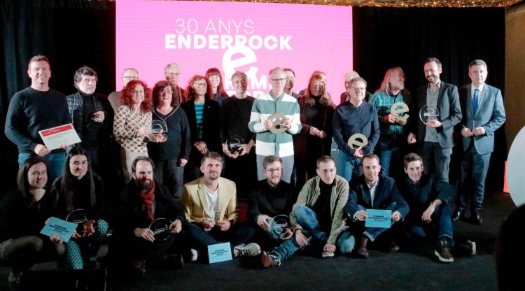 Foto de família dels premiats durant el dinar per celebrar els 25 anys de premis Enderrock. ACN