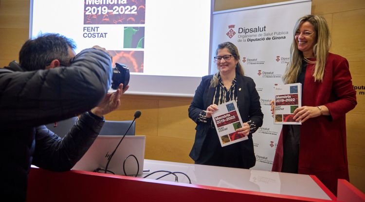 La presidenta i la gerent de Dipsalut en la roda de premsa per presentar la memòria 2019-2022. ACN